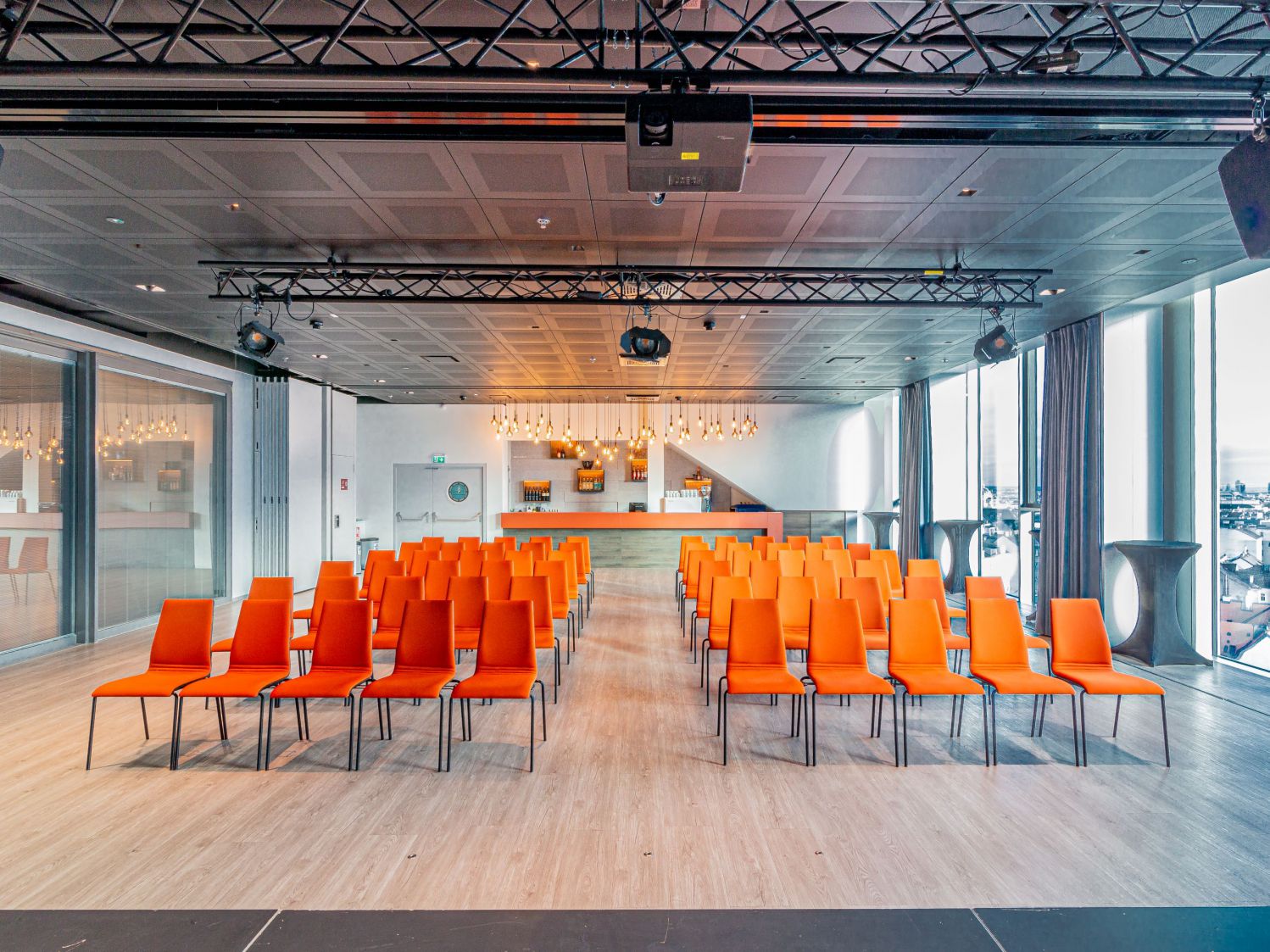 Theaterbestuhlung mit Bühne