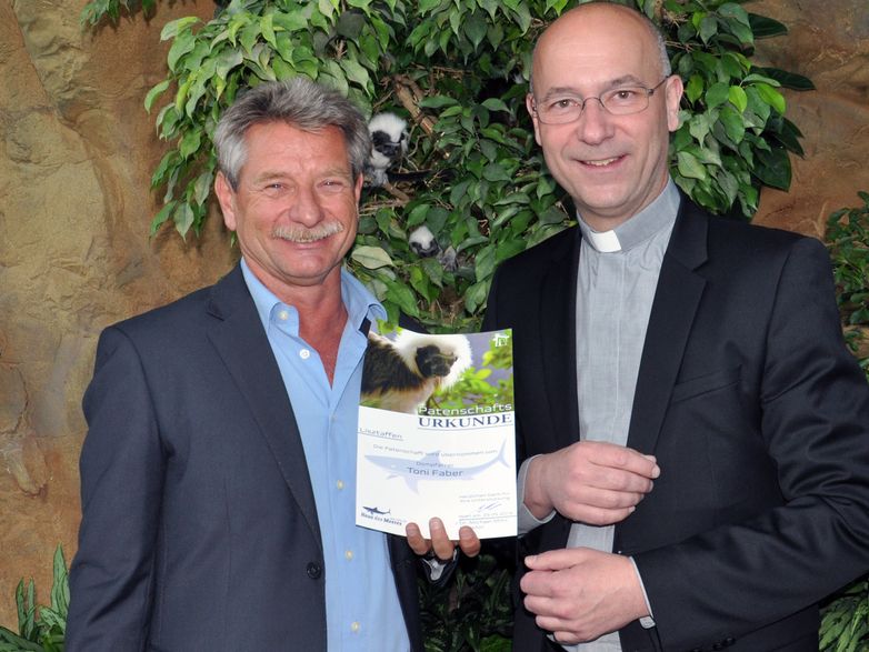 Dompfarrer Toni Faber mit ehemaligem Direktor Michael Mitic bei den Lizstäffchen