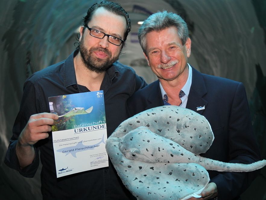 Moderator Gerald Fleischhacker mit ehemaligem Direktor Michael Mitic und Kuhnasenrochen