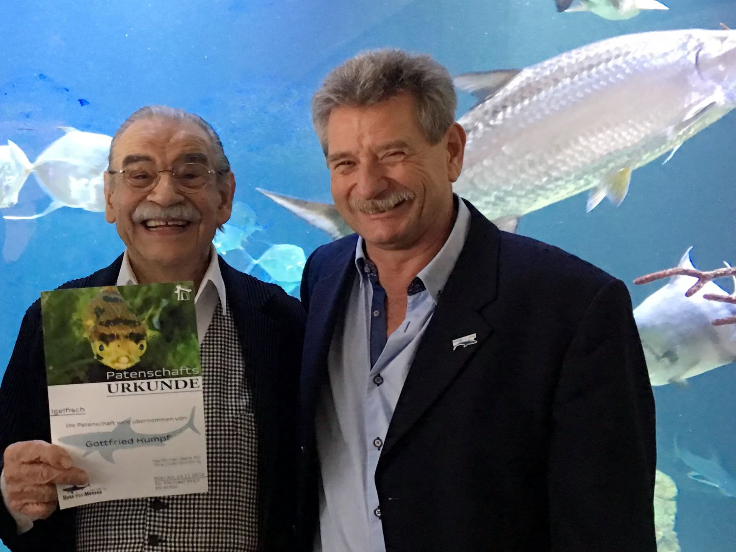 Künstler Gottfried Kumpf und ehemaliger Direktor Michael Mitic vor Aquarium