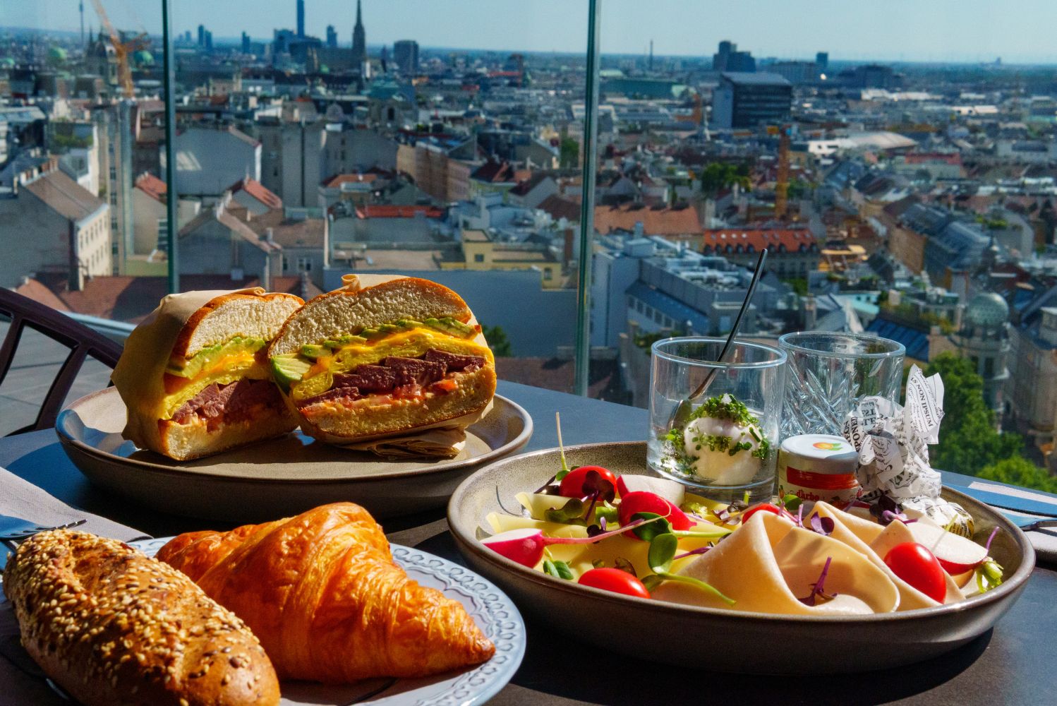 Frühstück auf der Terrasse des Restaurants mit Blick auf Wien