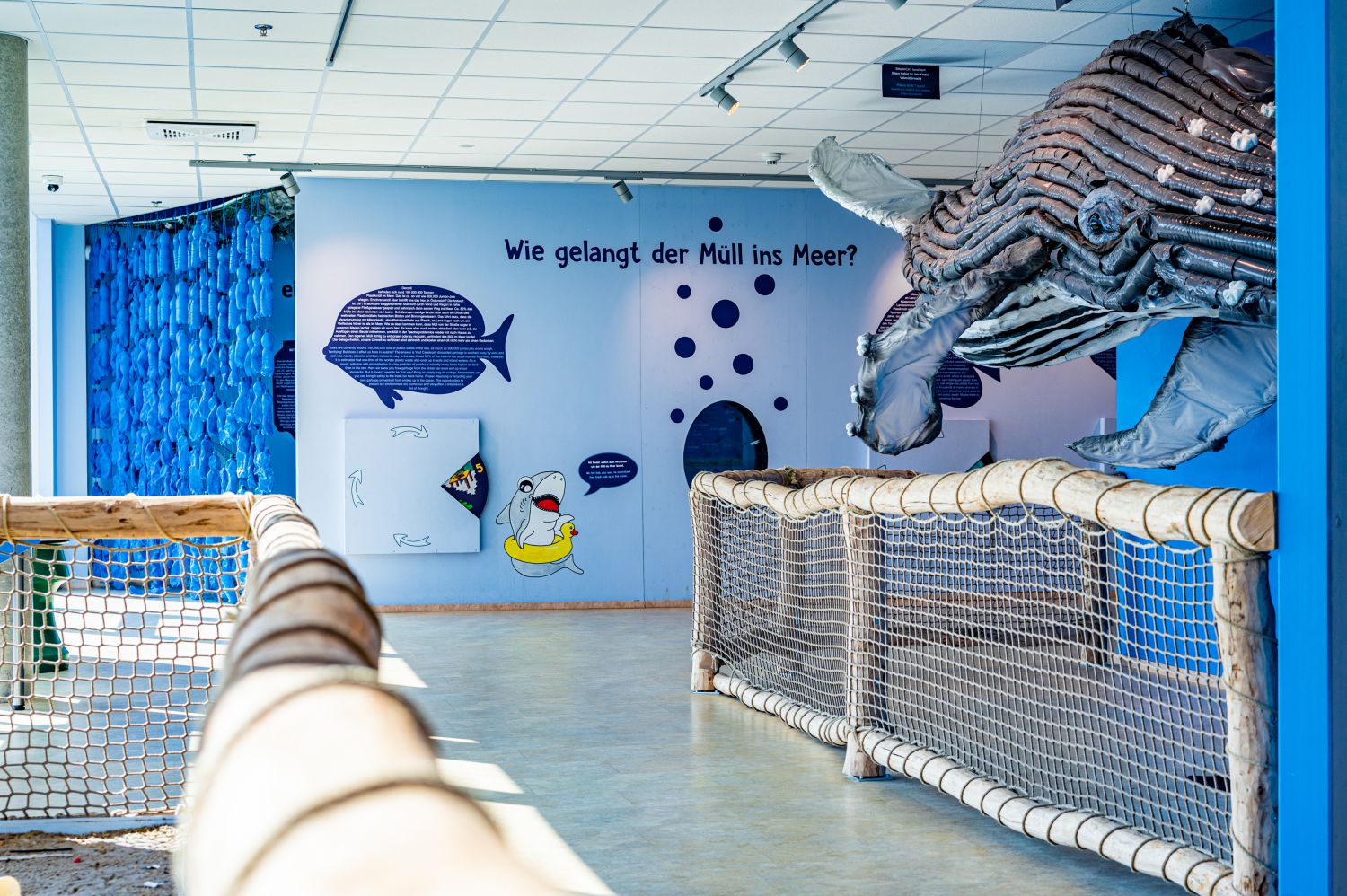 Meeresschutzausstellung mit Exponaten, Wandtafeln und Eingang zum "Müllstrüdel"