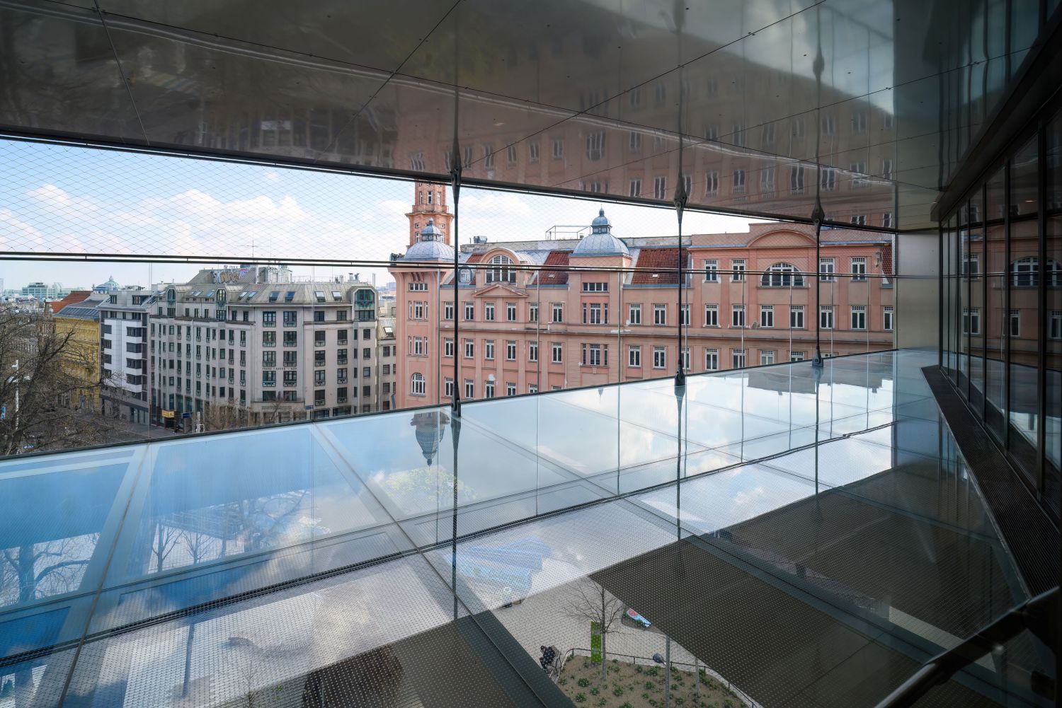 neugebaute Außenterrasse des Café Sharky mit Blick auf Wien