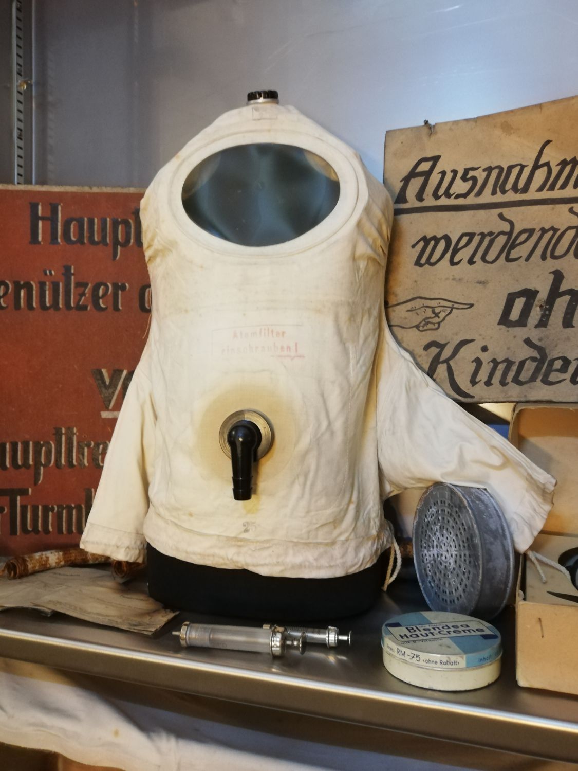 Ausstellungsstück Gasjäckchen für Kleinkinder, vorne ist das Auslassventil zu sehen