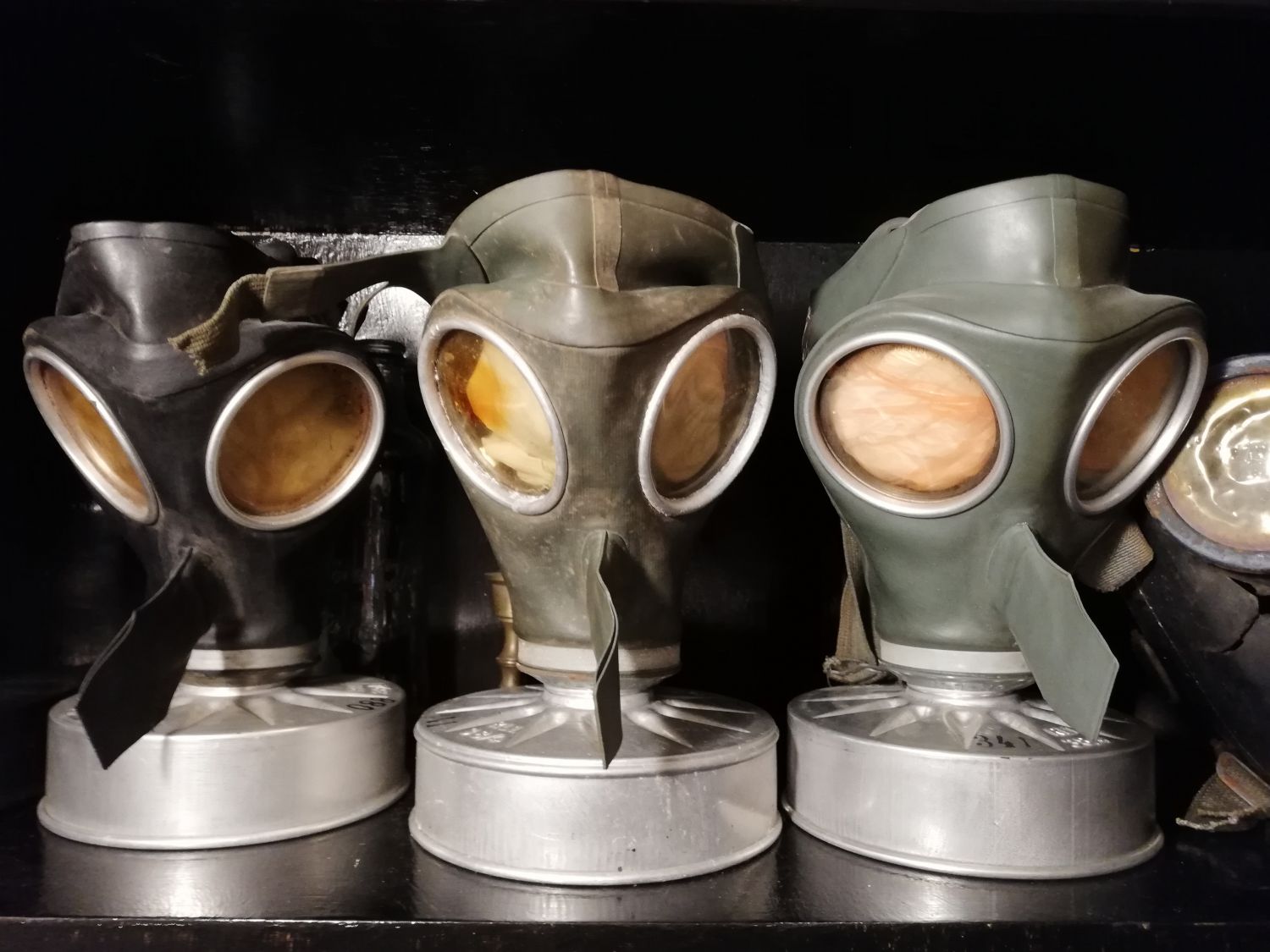 Ausstellungsstücke drei Volksgasmasken