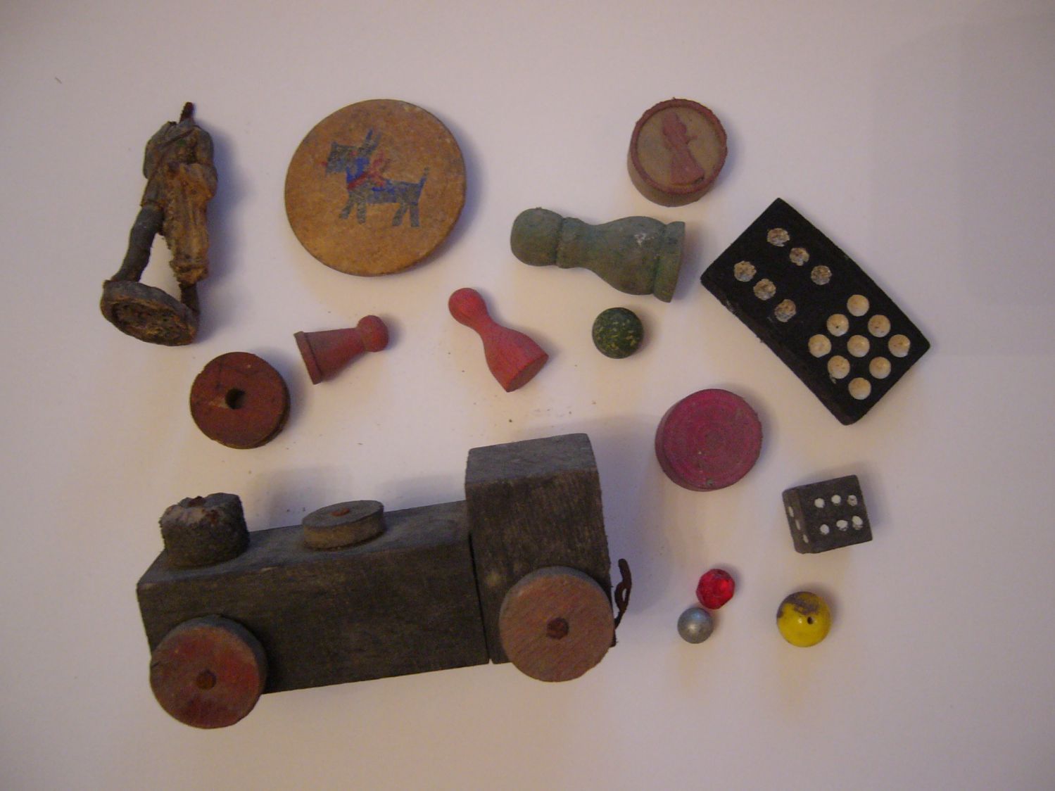 Ausstellungsstück Kinderspielzeug wie holzgeschnitzte Spielfiguren