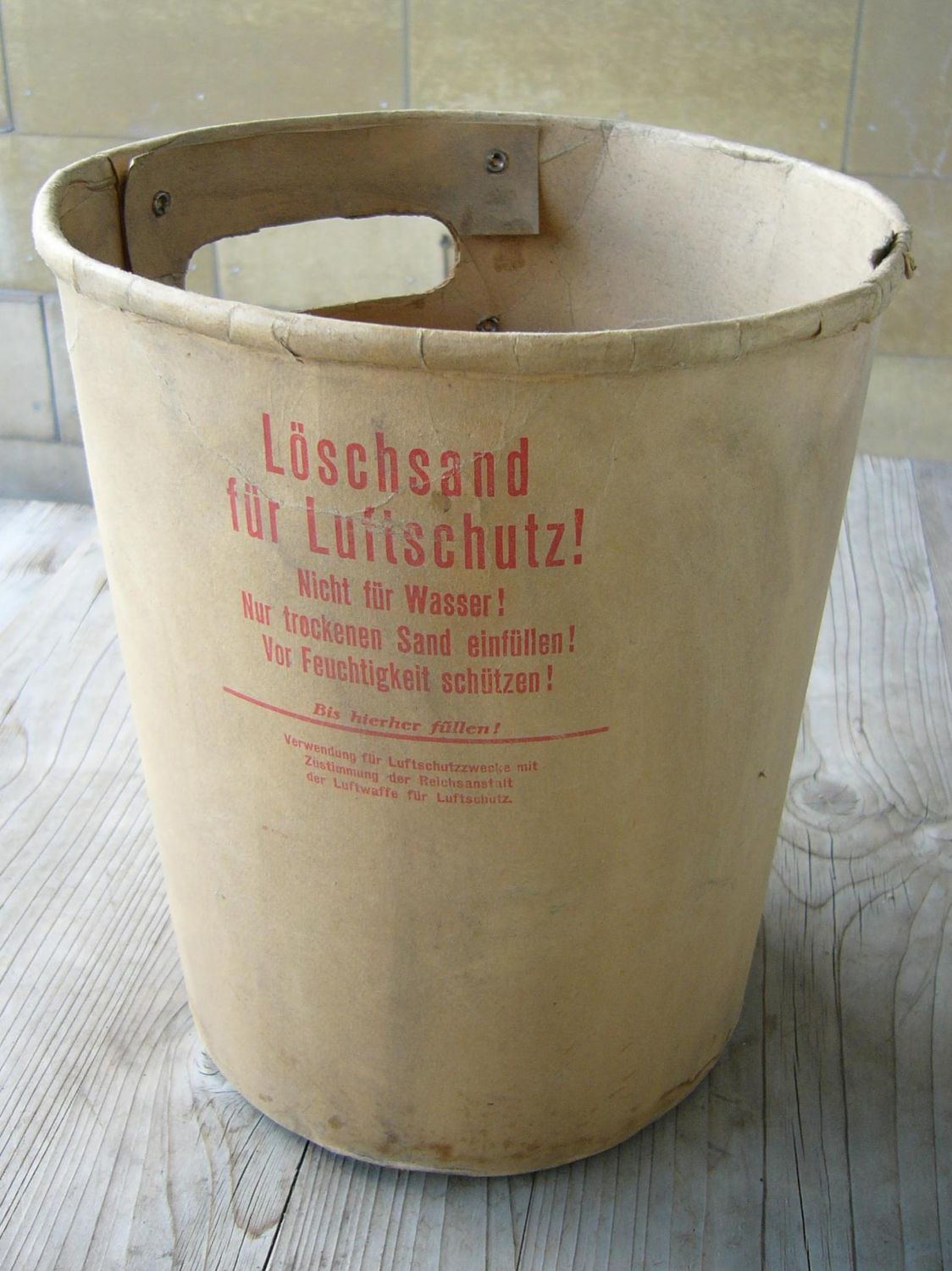 Ausstellungsstück Löschsandeimer