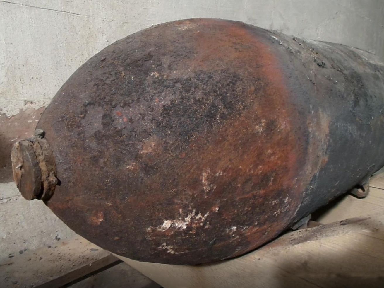 Ausstellungsstück entschärft US-Fliegerbombe 