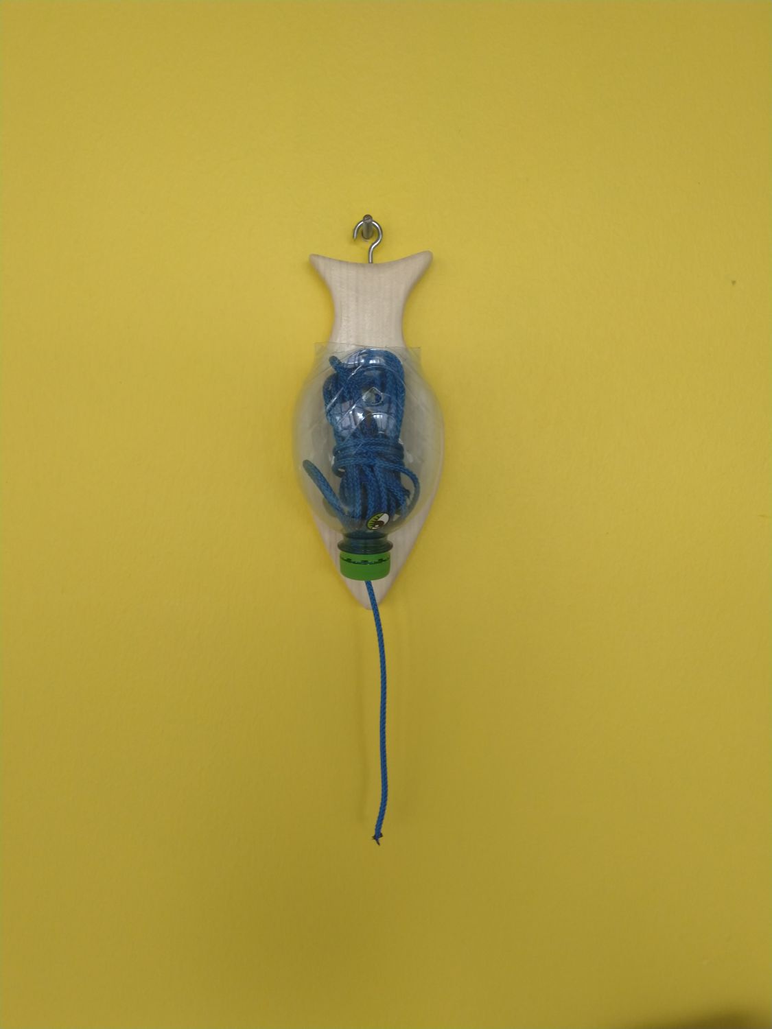 ein gebastelter Garnspender hängt an der Wand